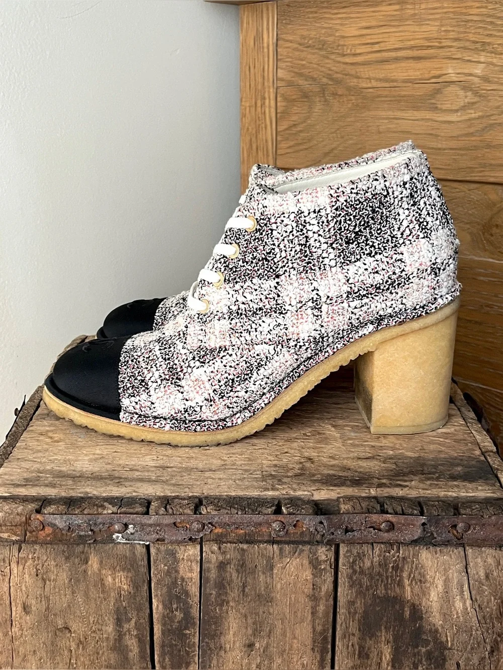 Chanel Tweed CC Cap Toe Lace Up Ankle Boots Size 41 G34631 Pink Black Boot